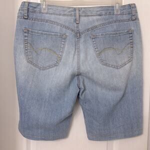 Bandolinoblu light wash denim Jean Capri shorts size 12 P